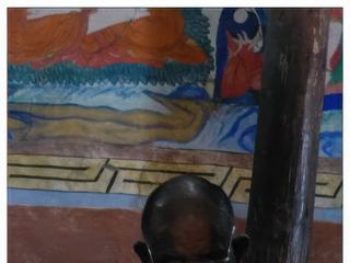 La farine d'orge grillée que l'on appelle tsampa est partagée, comme aliment de base, par l'ensemble des tibétains. Traditionnellement, la tsampa, qui se présente sous forme de farine, est délayée avec les doigts dans un bol avec un peu de thé au beurre. La pâte de céréale, plus ou moins ferme, ainsi obtenue, peut alors être agrémentée de légumes, de fromage ou de viande, pour constituer un repas complet, mais elle est également souvent consommée seule, comme dans le monastère de Thiskey.