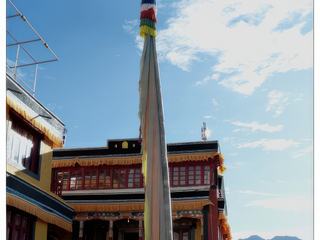 Grimpons maintenant cet escalier qui mène au nouveau temple, le chamkhang; il contient une statue de Maitreya, le Bouddha du Futur. Sa construction a demandé presque 4 ans aux artisans, elle mesure 12 mètres de hauteur et a été consacrée le 26 juillet 1980 par le dalaï-lama.