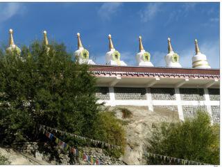 Au dessus du monastère, huit stupas ont été construits en 2012. Ils représentent plusieurs étapes de la vie du Bouddha. De gauche, à droite: la naissance, l'éveil, la mise en mouvement, la descente de l'éden, la réconciliation, les prodiges, la victoire sur la mort du Bouddha.