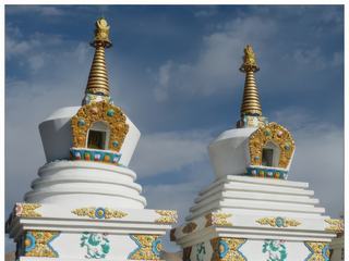 Deux des huit stupas.
