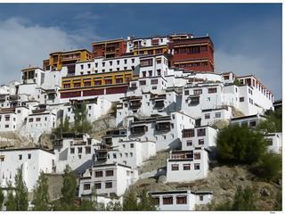 C'est en repartant que nous avons une vue sur le magnifique ensemble monastique de Thiskhey. Il n’est pas sans rappeler le palais du Potala, résidence des dalaï-lamas à Lhassa, au Tibet. Etagé sur 12 niveaux, c'est le monastère le plus impressionnant du point de vue architectural. Les habitations des moines, blanchies à la chaux, sont dominées par un grand complexe de temples peints de couleur ocre et rouge. Tout en haut, à gauche, le dukhang( de couleur ocre), à droite, le temple de Maitreya (de couleur rouge).
