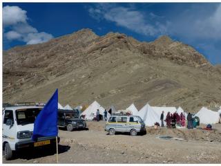 Aujourd'hui est un grand jour, c'est le festival d’Hemis qui prend une dimension particulière avec un grand événement: le Naropa Festival. Surnommé la Kumbha Mela de l’Himalaya, ce festival se tient tous les douze ans. C'est un des plus grands rassemblements bouddhistes de l’école Drukpa qui attire de nombreux pèlerins et visiteurs des quatre coins de l’Inde et du monde.