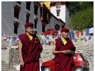 Deux jeunes moines de l'école de la lignée drukpa kagyu. Jigme Pema Wangchen est le 12e chef spirituel de la lignée drukpa kagyu. Il est né en 1963 au Ladakh et fut reconnu à l'âge de 4 ans comme la réincarnation de Gyalwang Drukpa. Son monastère d'exil se trouve au Sikkim mais il réside majoritairement à la tête de sa lignée depuis le Bhoutan.