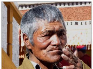 Portrait d'un pèlerin, mala (rosaire) porté autour du cou.