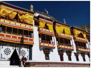 C'est dans cette cour qu'un immense thangka brodé (avec applications de perles et de pierres semi-précieuses), où figure Padmasambhava, est déployé sur la haute façade du bâtiment.