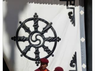 Tenture aux motifs religieux (roue du Dharma et noeuds sans fin dans les coins).