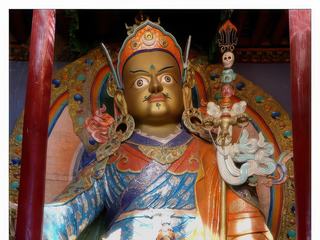 Padmasambhava, appelé aussi Guru Rinpoché ("Précieux Maître"), est un maître bouddhiste du VIIIe siècle né probablement durant le premier quart de ce siècle, dans la vallée de Swat au Pakistan. Bien qu'il ait existé historiquement, on ne sait rien de lui à part qu'il participa à la construction, à la demande du roi Trisong Detsen, du premier monastère bouddhiste à Samye au Tibet, qu'il quittera en raison d'intrigues de cour.
