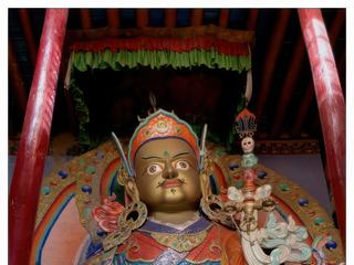 La statue de Padmasambhava (Guru Rinpoché), le "Maître Précieux", est d'une hauteur de 8 mètres.