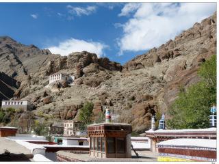 Le monastère est cerné par les montagnes, non visible du fond de la gorge, ce qui l'a sans doute protégé durant des décennies.