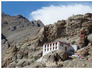 Tout en haut, on accède à un monastère annexe, dans une grotte, où seuls quelques moines y viennent en méditation pendant 3 ans, 3 mois, 3 jours (sorte de retraite appelée "tuba").