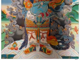 Comme dans tous les monastères, nous retrouvons les dieux protecteurs. Ici, un des quatre lokapalas, les "Gardiens du monde", Virupaksa, de couleur rouge, tient un stupa dans la main gauche et un serpent dans la main droite (il est le "Maitre des Nagas").