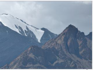 Zoom sur les montagnes enneigées.