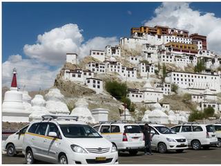 Sur la route qui va à Shey nous repassons devant le magnifique ensemble monastique de Thiskhey, qui n’est pas sans rappeler le palais du Potala, résidence des dalaï-lamas à Lhassa, au Tibet.