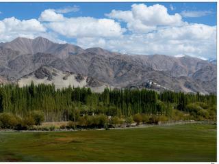 Depuis la terrasse supérieure, la vue sur la vallée de L’Indus est magnifique.