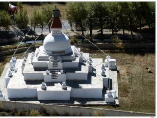Vue sur un stupa situé en contrebas.