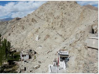 Shey, cerné par les montagnes est aussi un village oasis, comme en témoignent tous ces arbres.