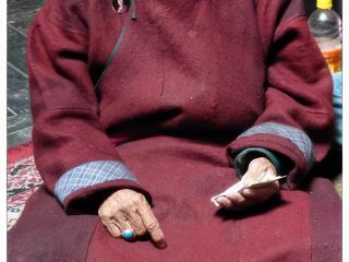 Belle rencontre avec ce villageois qui vient passer la journée dans le monastère pour prier et vendre quelques jolis petits objets en métal doré et martelé qu'il fabrique; nous lui avons tout acheté, il était ravi car il n'y avait personne ce jour-là.