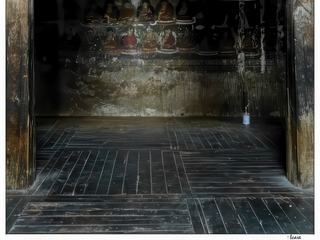 Dans une petite salle sombre, fresque des Mille Bouddhas.