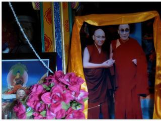A l'intérieur, une grande photo du dalaï-lama et de Jigme Pema Wangchen, le 12e chef spirituel de la lignée drukpa kagyu.