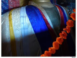 Faite de cuivre, recouverte d’or, d'une hauteur de 12 mètres, la statue du Bouddha Shakyamuni occupe deux étages. Elle fut placée dans ce monastère sous le règne du roi Deldan Namgyal au XVIIe siècle.