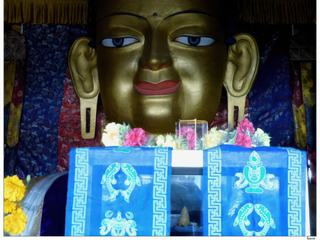 Le regard impénétrable du Bouddha Shakyamuni.