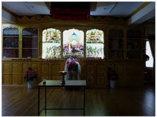 Au rez-de-chaussée, une grande salle où sont exposés des livres et des statues.