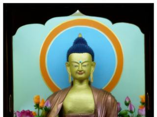 Shakyamuni, le Bouddha historique vécut dans le nord de l’Inde il y a environ 2 500 ans. Héritier des Shakya dont le royaume se trouvait sur les contreforts de l’Himalaya, il renonça à sa vie princière pour rechercher une solution aux souffrances des êtres humains.