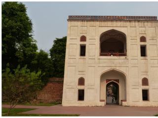 Entrée sur les jardins par l'enceinte de Bu Halima, la seule qui est tournée vers le tombeau de Humayun.
