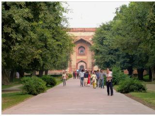 Après sa mort en 1556, l'empereur moghol Humayun fut d’abord enterré au Purana Qila, à Delhi. De crainte que sa tombe ne soit profanée par le roi Hemu, qui venait de vaincre les armées mogholes, Akbar ordonna que la dépouille de son père soit déplacée dans le Punjab. Neuf ans plus tard, à la demande de sa première épouse, Haji Begum, une nouvelle tombe fut érigée. Elle fit appel à l'architecte persan Mirak Mirza Ghiyath, qui avait déjà conçu plusieurs monuments à Herat, sa ville d'origine, ainsi qu'à Boukhara. Cependant celui-ci mourut avant la fin des travaux, qui furent continués par son fils Sayyid Mohammed ibn Mirak Ghiyath al-Din.