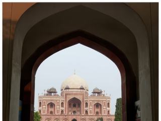 Vue sur sur le tombeau depuis l'entrée. Le tombeau de Humayun, dans lequel repose le deuxième empereur moghol, est un exemple de charbagh (jardin à quatre quadrants où sont représentés les quatre fleuves du paradis coranique) avec des pièces d’eau reliées entre elles par des canaux. De grandes portes d’entrée donnent sur le jardin au sud et à l’ouest avec des pavillons situés au centre des murs des côtés est et nord.
