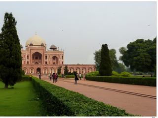 Première tombe-jardin du sous-continent indien, c'est le premier édifice de cette taille à être construit en grès rouge. Son jardin de style perse est alors inédit en Inde et marque les progrès de l'art moghol, qui atteindra son apogée avec un autre mausolée, le Taj Mahal, inspiré de celui de Humayun.