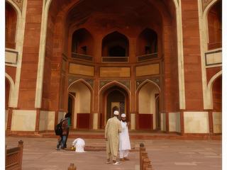 L'une des entrées pour accéder à la tombe de l'empereur Humayun.