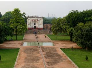 Si la balade bucolique autour du mausolée est aujourd'hui si plaisante, c'est grâce à la fondation Aga Khan Trust qui lui a redonné sa splendeur d'antan ! Six années de chantier et 200 000 journées de travail ont été nécessaires. Les travaux ont permis de remettre en état le système hydraulique, de replanter un millier d'arbres et de fleurs et de redonner sa splendeur à la chambre funéraire.