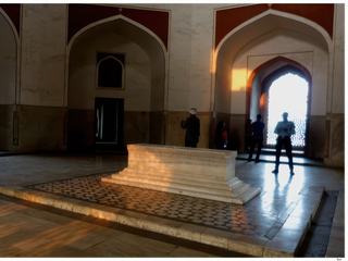 Sous le dôme de marbre blanc entouré de kiosques, nous pénétrons dans la chambre centrale octogonale où se trouve le cénotaphe en marbre de l'empereur. La tombe proprement dite se trouve dans la crypte située en dessous, dont l'accès est interdit au public.