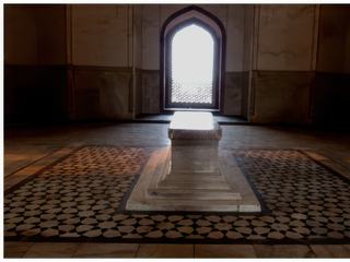 L’emplacement du tombeau est d’une extrême importance sur le plan archéologique, puisqu’il se trouve dans le sanctuaire du saint du soufisme du XIVe siècle, Hazrat Nizamuddin Auliya. Comme il est de bon augure d’être inhumé près de la tombe d’un saint, sept siècles d’architecture funéraire ont fait de ce lieu l’ensemble le plus dense de ce type de constructions islamiques médiévales en Inde.