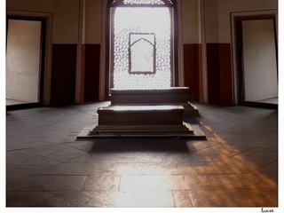 Outre la sépulture de Humayun, on trouve dans le bâtiment principal les tombes de ses épouses Biga Begum et Hamida Begum ainsi que celles de Dara Shikoh, son arrière-arrière-petit-fils. Les empereurs moghols Jahandar Shah, Farrukhsiyâr, Rafi-ud-Darajat, Rafi-ud-Daulat et Alamgir II y sont également enterrés.