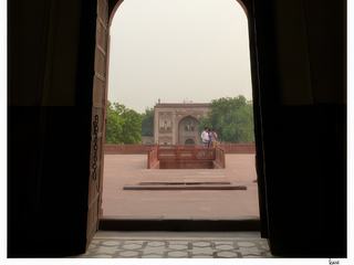 Vue sur la terrasse depuis une porte.