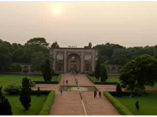 Vue sur la monumentale porte d'entrée du complexe funéraire et sur une partie des jardins.