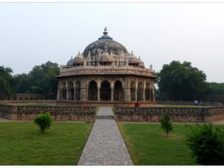 Près de l'entrée du mausolée de l'empereur s'élève le tombeau d'Isa Khan, général du fameux Sher Shah qui détrôna Humayun durant cinq ans. Reprenant l'architecture octogonale des tombeaux Lodi, il est antérieur de vingt ans à celui de l'empereur.