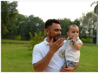 En retraversant les jardins, jolie rencontre avec ce papa et son jeune fils qui nous envoie des baisers pour nous dire au revoir.