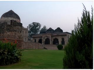 Au milieu des jardins se trouve le Bara Gumbad ("Grand Dôme"), il se compose d'un grand dôme, une passerelle à une masjid à trois dômes ( mosquée ) Tous deux construits en 1494 sous le règne de Sikander Lodi, Les jardins sont très beaux, profusions de fleurs, d'arbres dans lesquels nichent de beaux oiseaux.