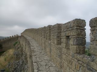 Óbidos: chemin de rond des remparts (prudence de rigueur!).