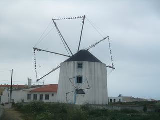 Moulin typique dans la campagne, entre Peniche et Ericeira.