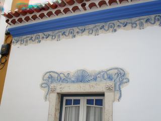 Ericeira: décoration sur une maison.
