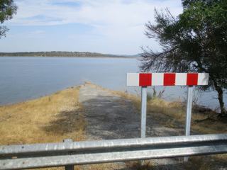 Ici la route a été noyée par la mise en eau du lac...