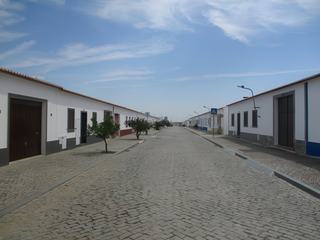 Le village de Luz (reconstruit après que l'ancien village soit submergé par le lac et le barrage).
