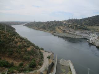Vue du haut du barrage d'Aquelva.