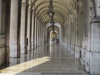 Lisbonne: Arcades de la Praça do Comércio.