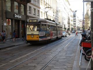 Un ancien tram passe dans les petites rues du quartier du Duomo.