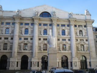 La provocante sculpture L.O.V.E, juste en face du palais de la Bourse!